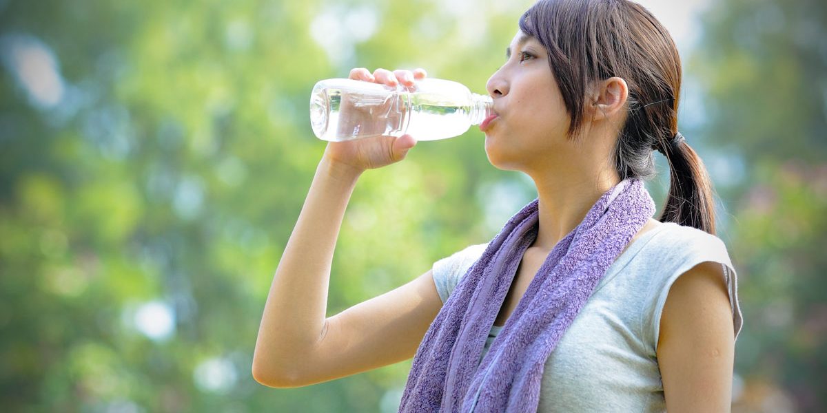 A importância de manter o corpo hidratado durante a atividade física :  Greenlife Academias