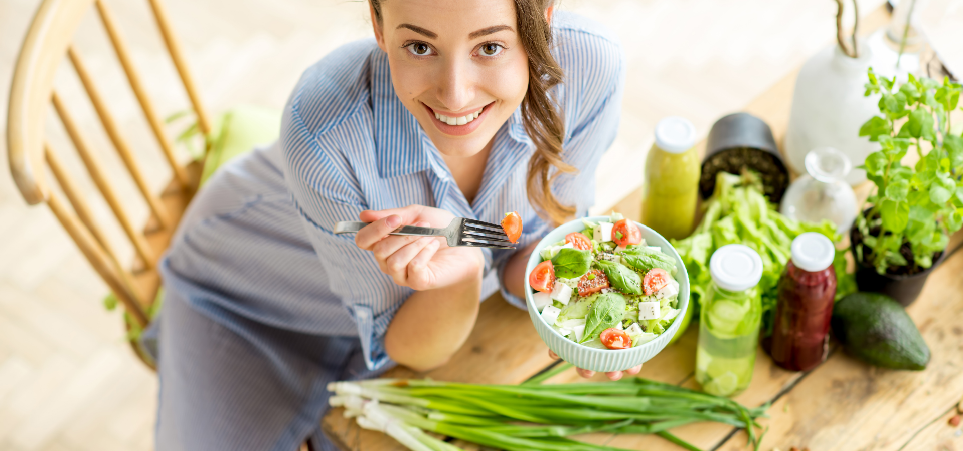 Eating your food. Женщина с продуктами. Здоровое питание девушка. Здоровье женщины. Девушка за компьютером здоровое питание.